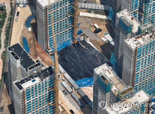 6일 촬영한 GS건설의 검단신도시 아파트 건설현장. 지난 4월 사고가 발생한 구역이 가려져 있다. 사진 연합뉴스